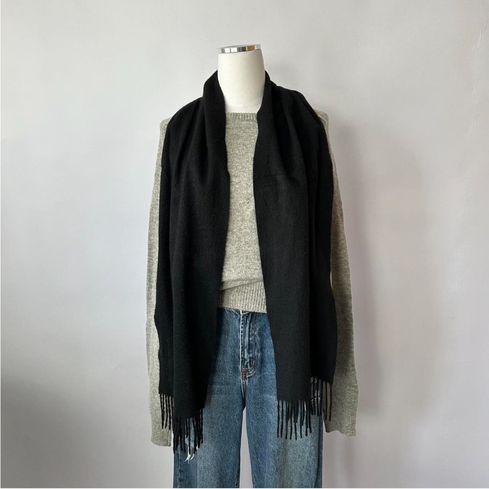 Black 100% cashmere scarf with fringe. - Picture 2 of 6